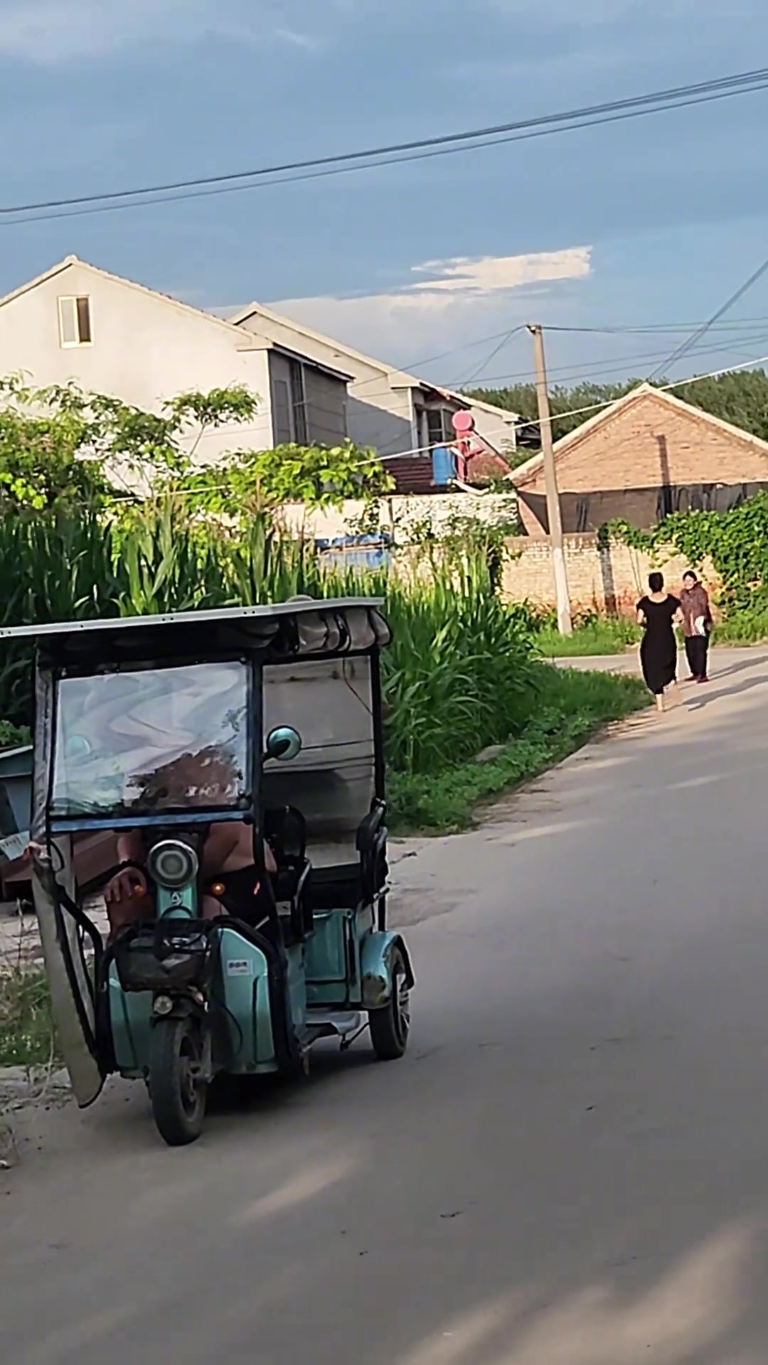 孙女假扮老太太逗爷爷