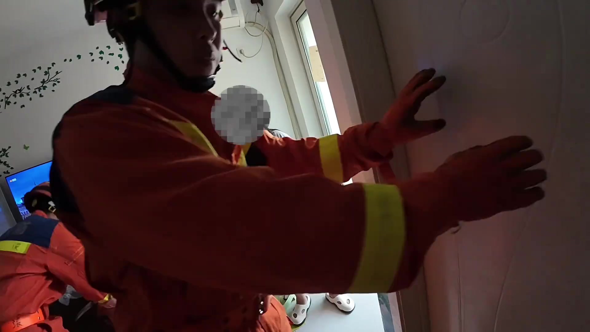 小朋友：我不道啊他进来就给我抱起来了