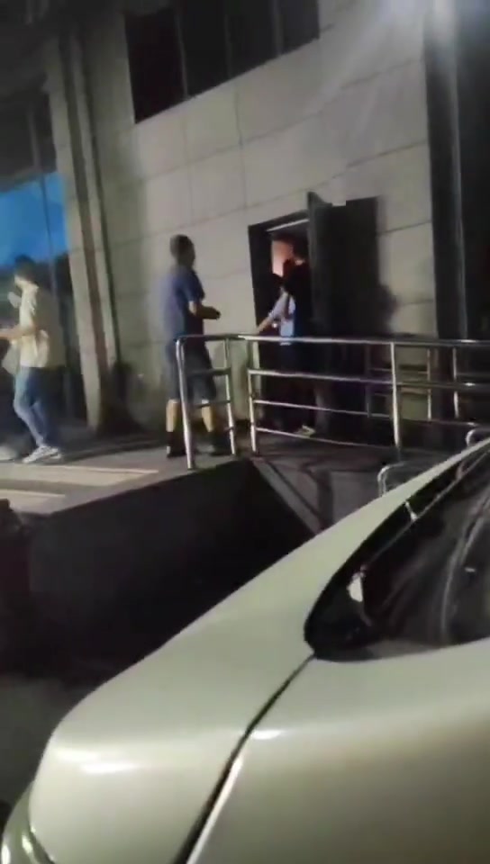 讲究跑了还回头牵上大哥