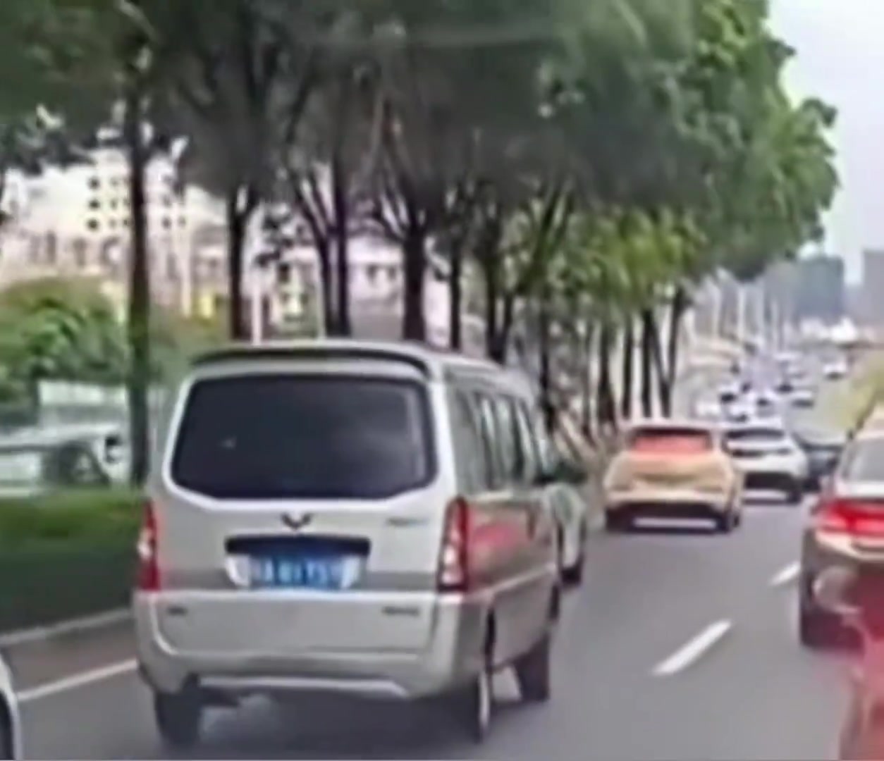 这个变道，太丝滑了