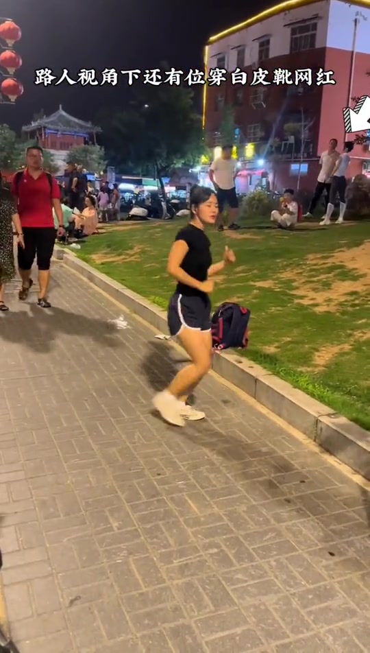 不懂就问，直播为啥都在热闹的地方不尴尬吗