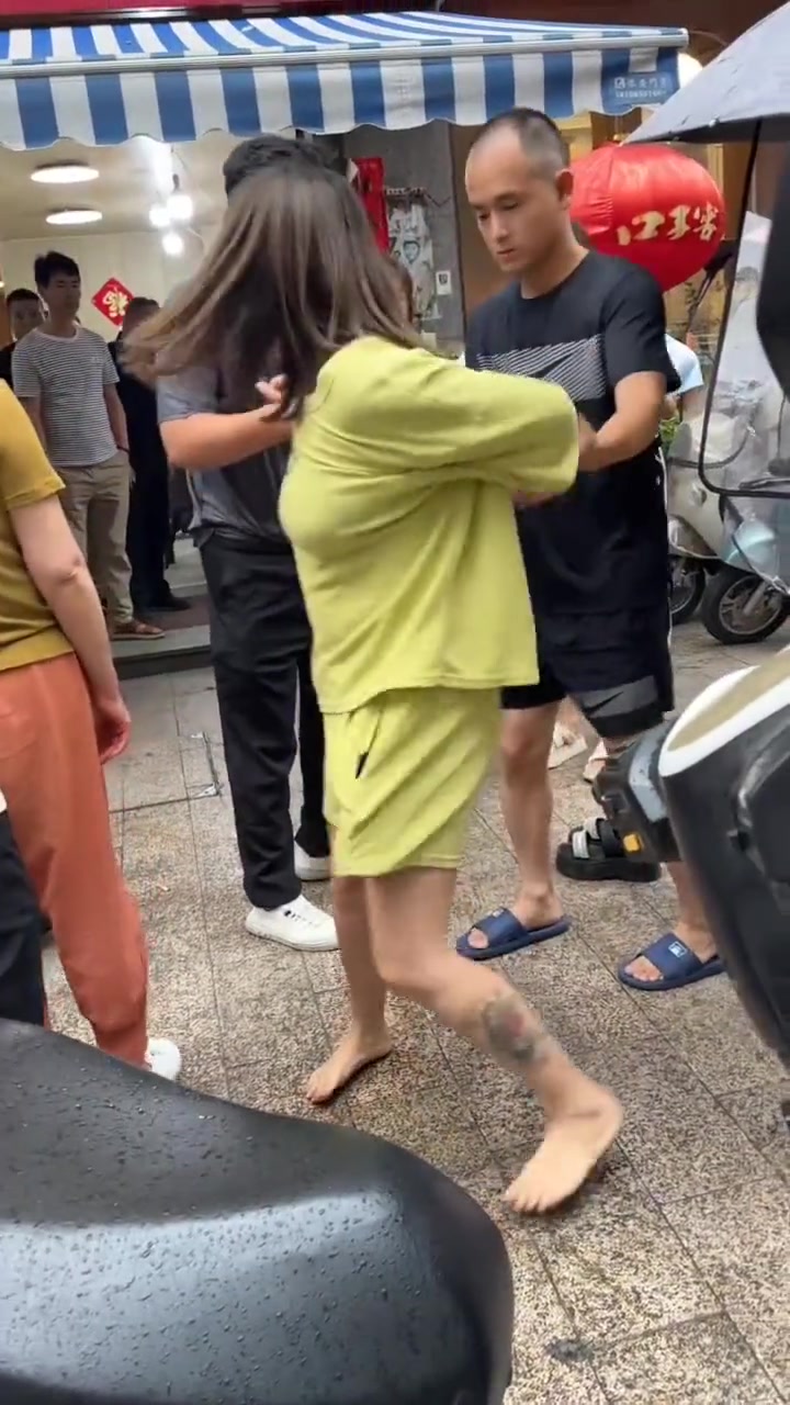 男子不回家，妻子找上门气的当场崩溃