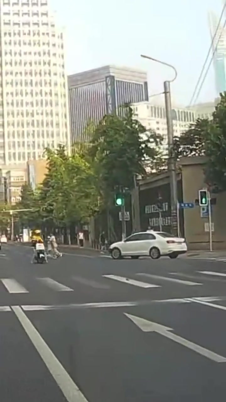 小车随意变道被撞后失控，横冲直撞吓坏路人
