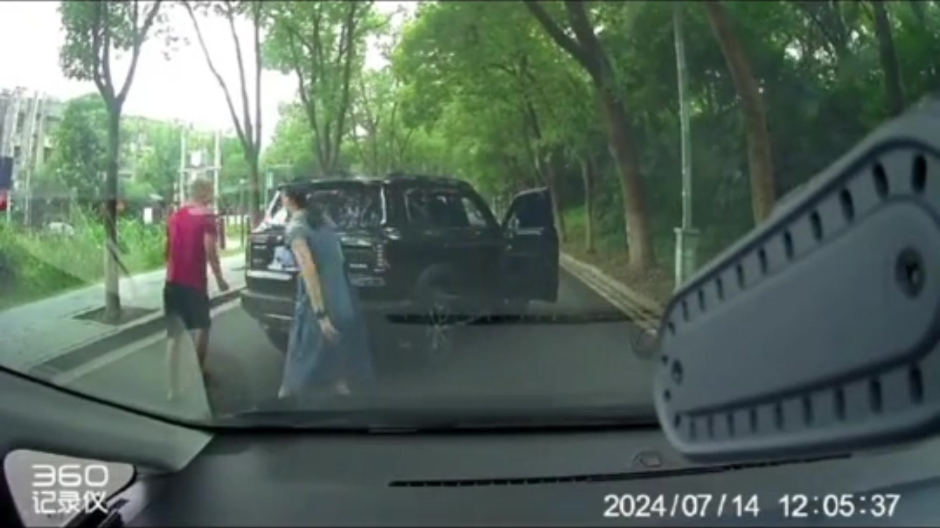 视频车直行未礼让转弯车辆，追上来逼停司机并辱骂