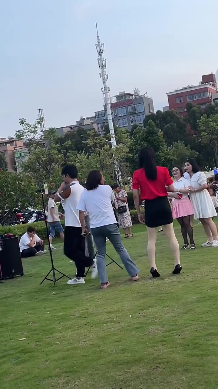 看不懂了！这是什么新型的表演吗