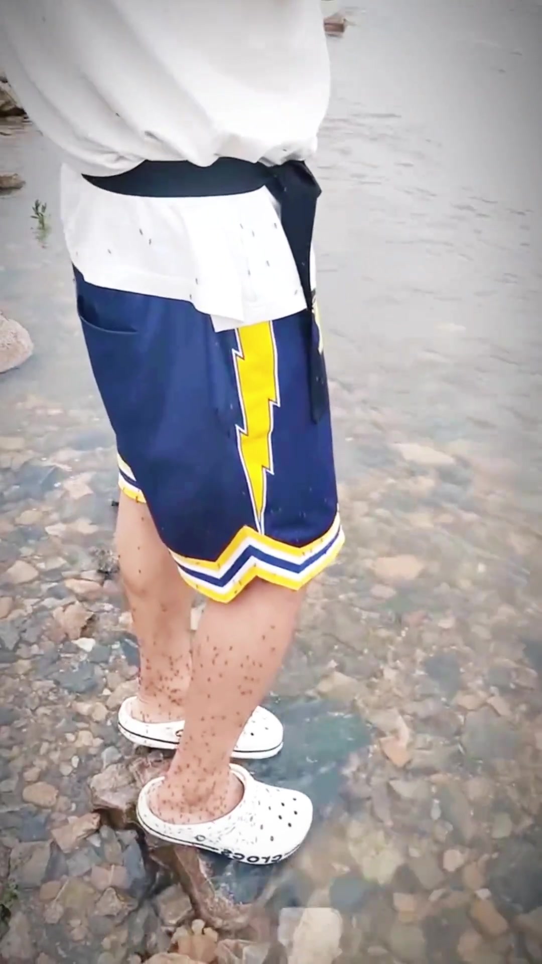 这是来献血的吧这钓鱼佬是个狠人！