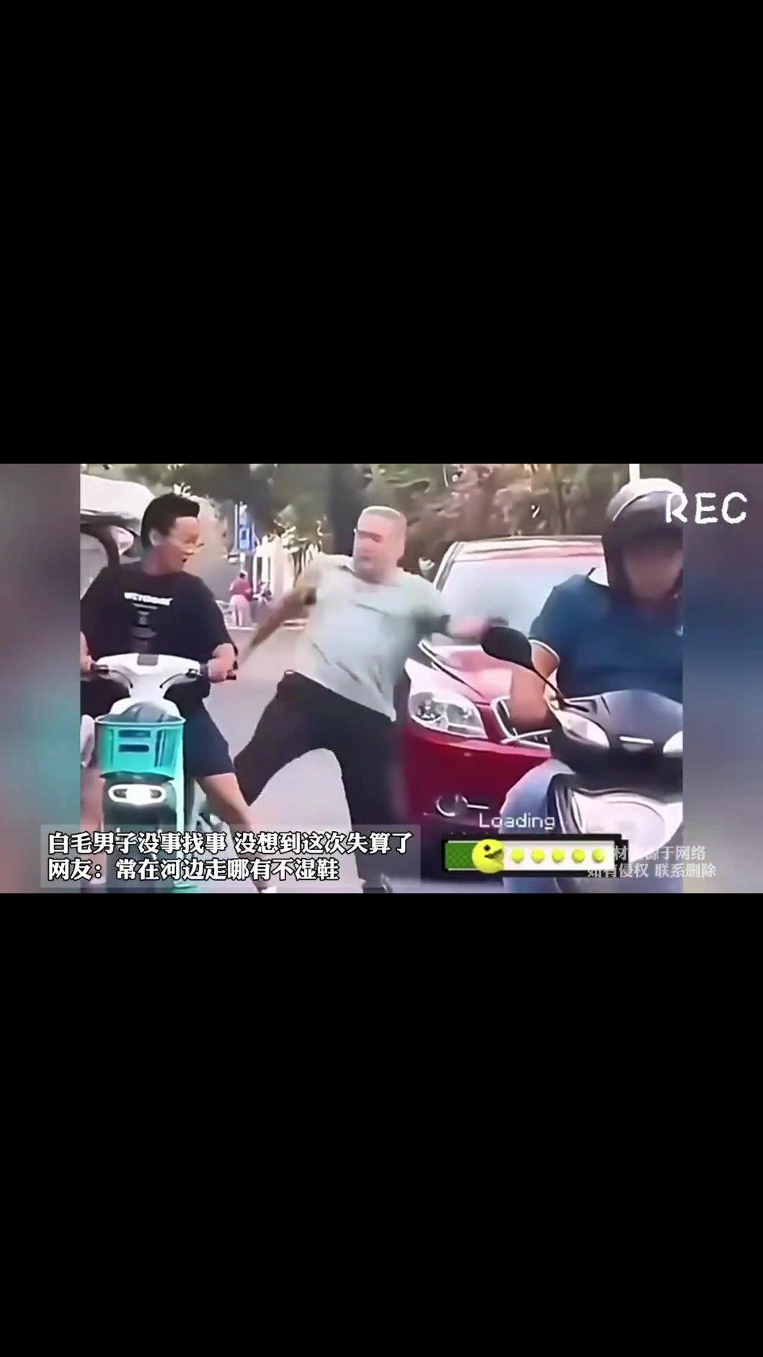 男子无差别攻击来往路人，没想到眼镜哥深藏不露！