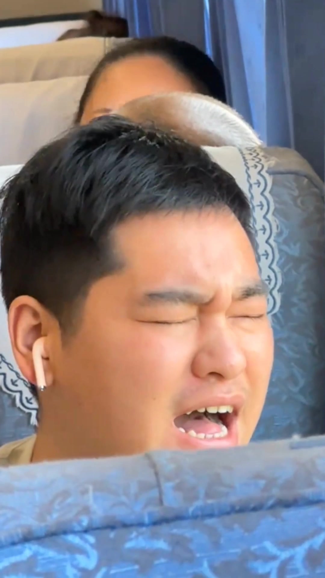 真替他尴尬！火车上男子沉浸在耳机里忘乎所以，大声跟唱
