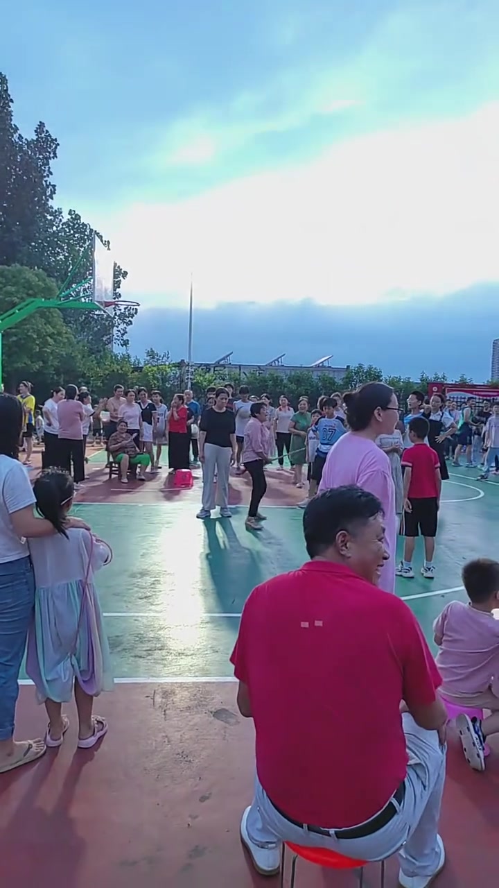篮球场这么多人，大妈举止怪异，令人费解！