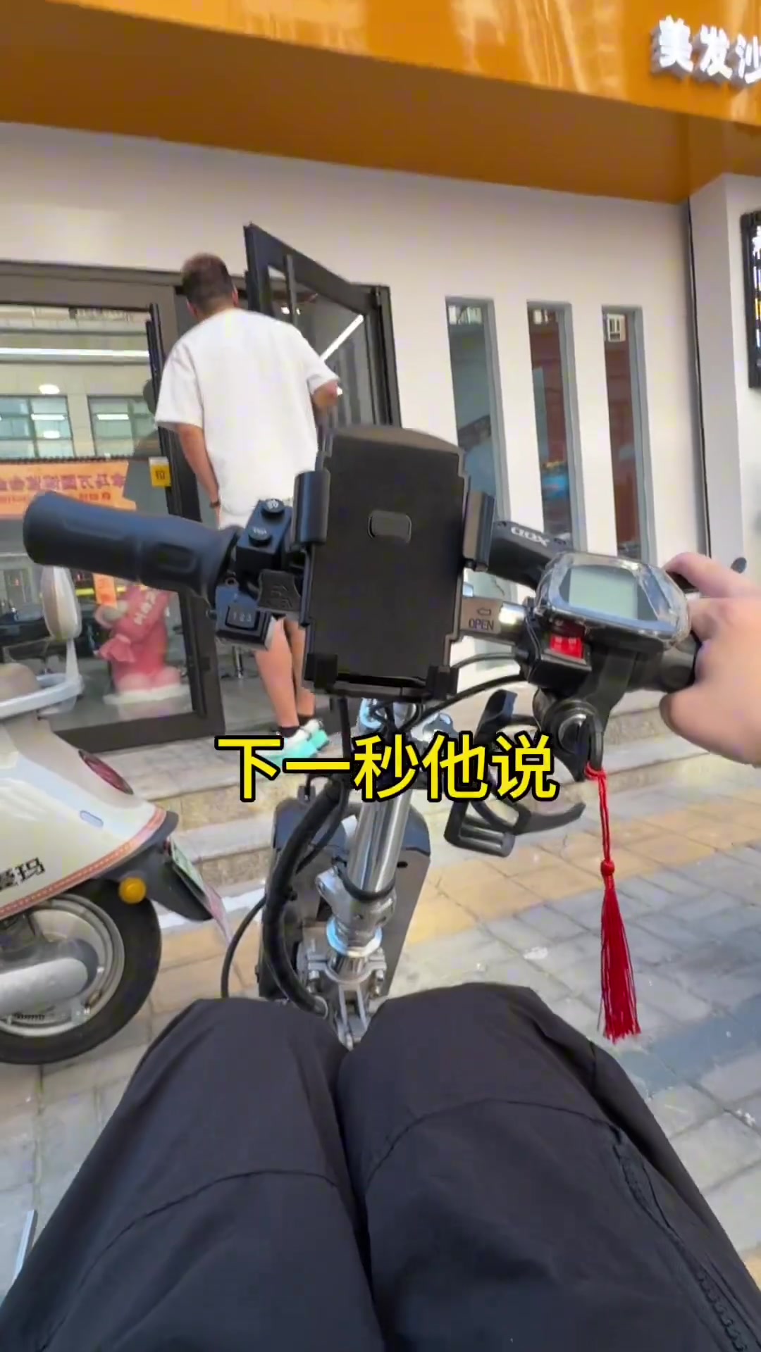 哪有什么残不残疾，他只是不方便嘛，不方便咱们就给他行个方便