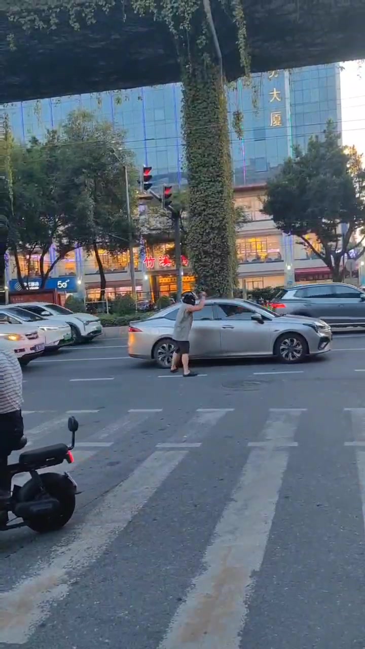 抄起棍子砸人车窗！这已经算刑事案件了吧