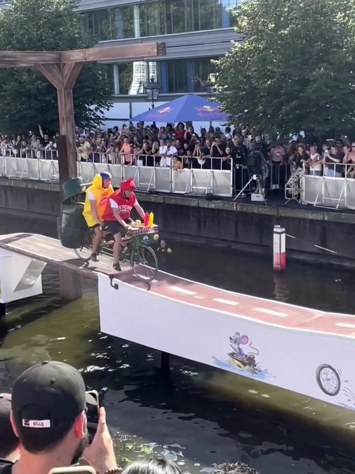 自制自行车过河比赛，外国的男生女生向前冲