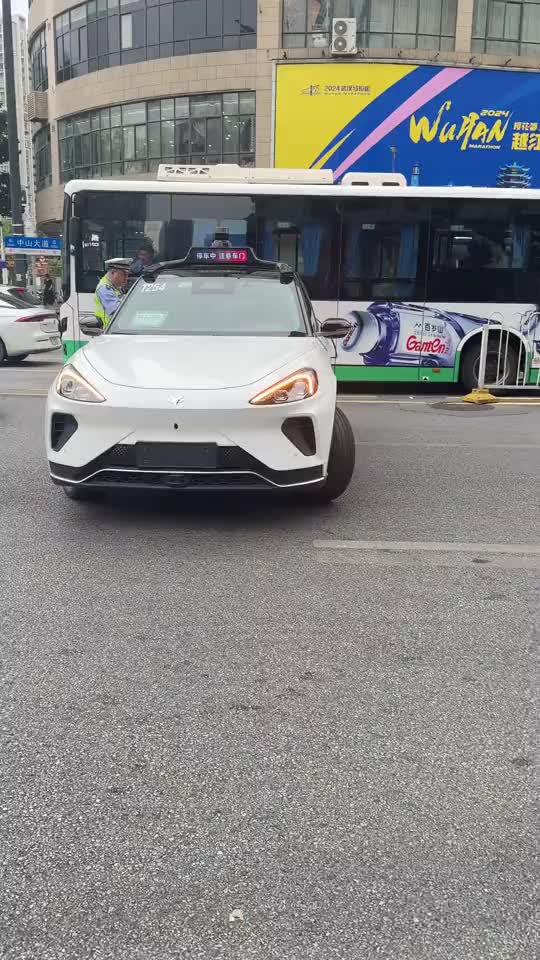 无人驾驶网约车路中间罢工，造成堵车让人束手无策