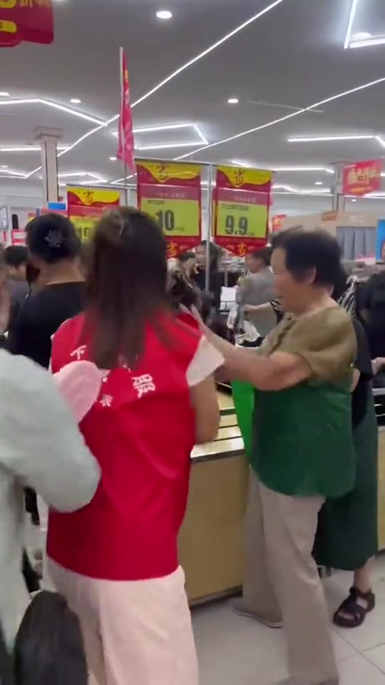 打折衣服遭大妈们疯抢！售货员像喂鳄鱼一样，扔了就跑