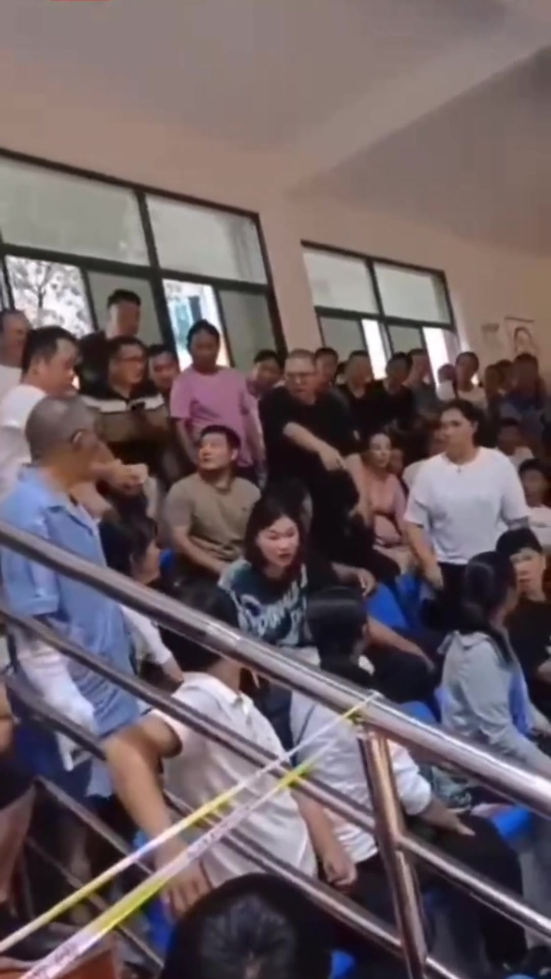 现场游客爆满，女子拿包占座惹众怒！吧友怎么看