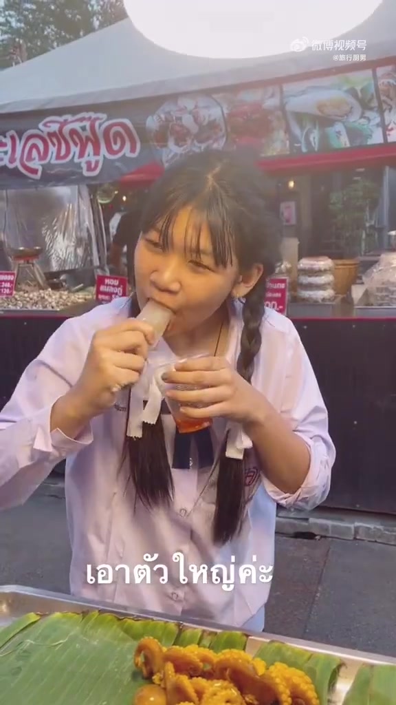 泰国女孩生吃鱿鱼不怕拉肚子吗