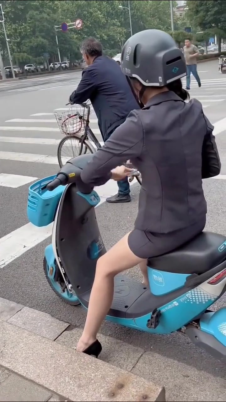 不懂就问，她在干嘛啊