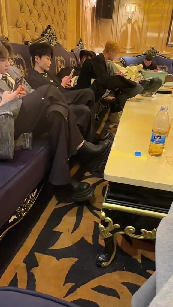 我就说怎么黑灯的时候个个那么高