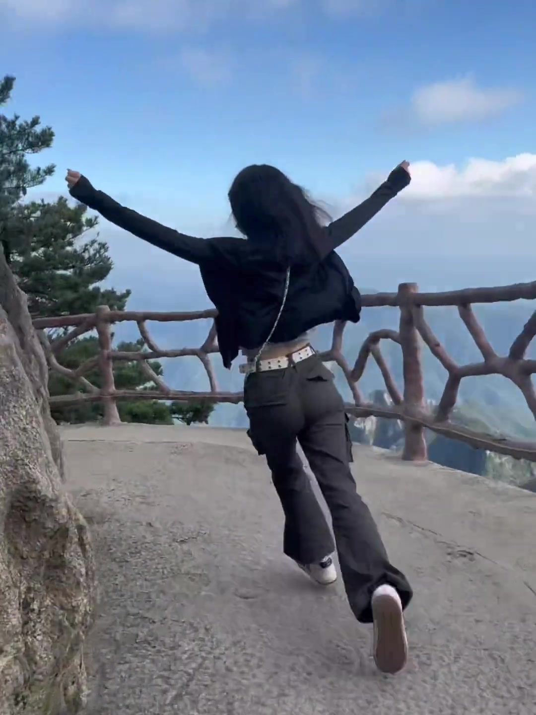 痛失8000！网友爬老君山想拍网红同款视频，结果手机不慎掉落