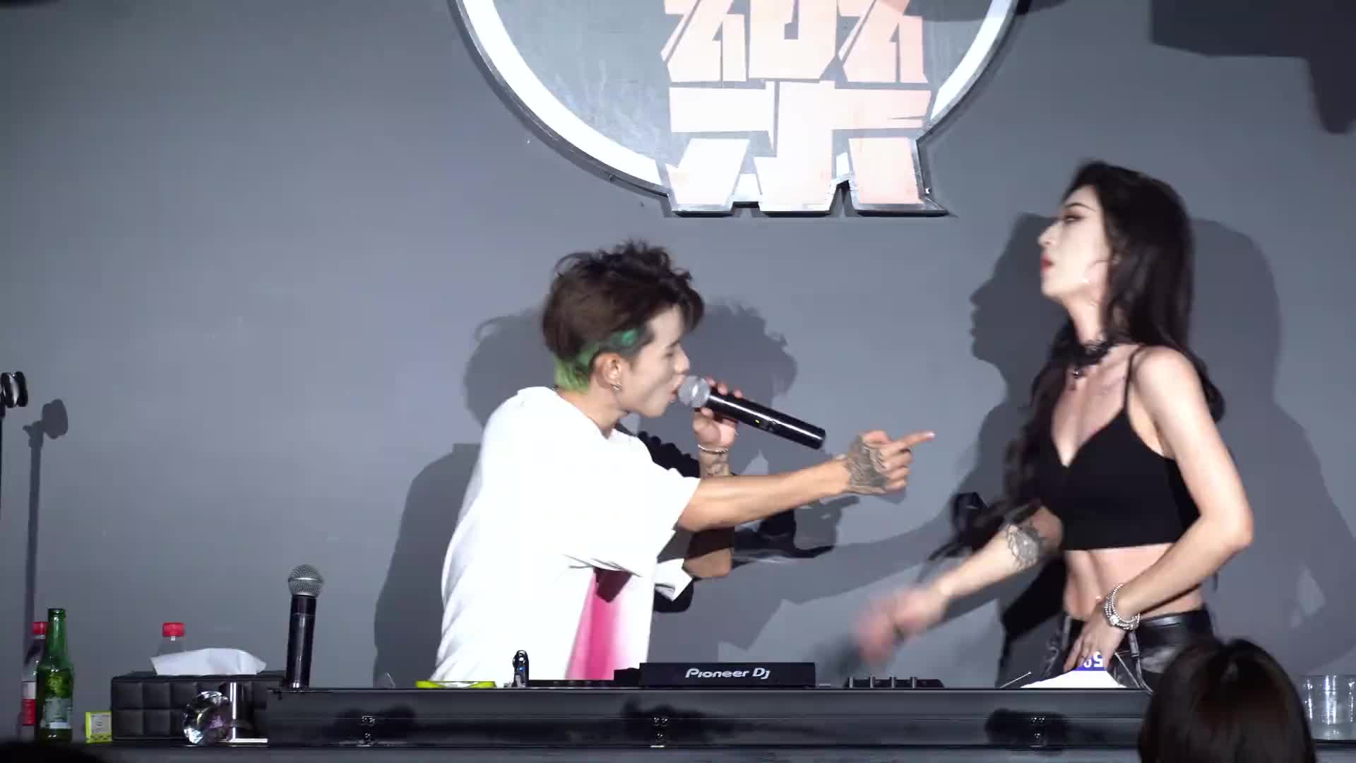 我去过那里，那里的DJ女郎很纯粹...