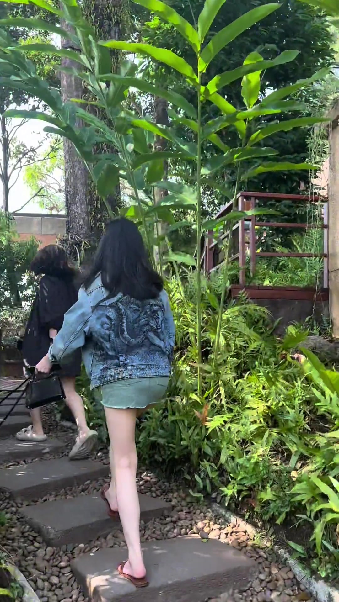 穿这种鞋还真是不好走这种路啊...