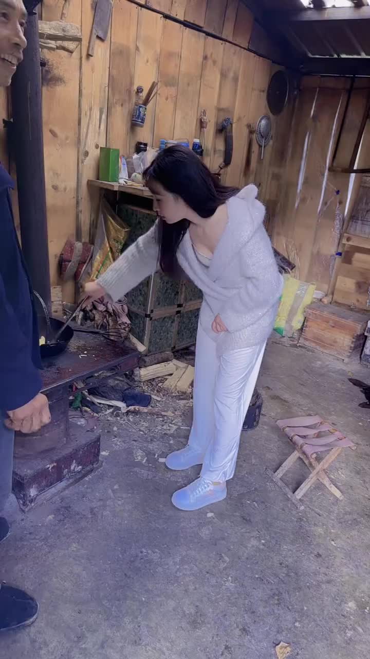 不为别的，这深山老林的就为了来吃腊肉！