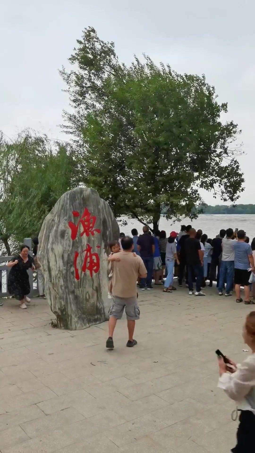 那位看到潮水来了还巍然不动的大爷，我敬佩你的勇气