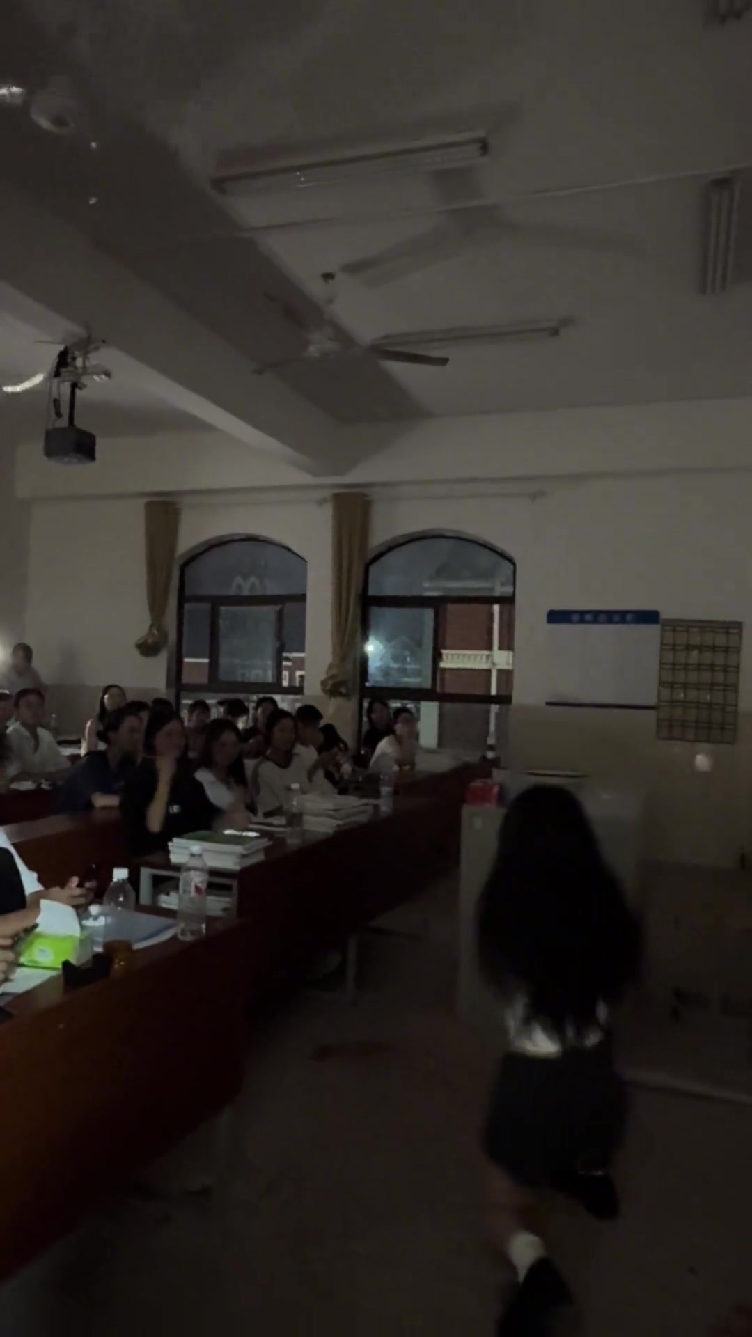 这个学姐一看就是老手！浅浅扭两下学弟就顶不住...