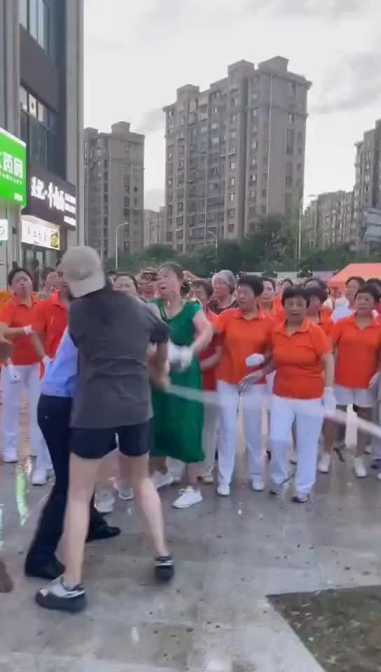 保安驱赶广场舞大妈，场面一度混乱！