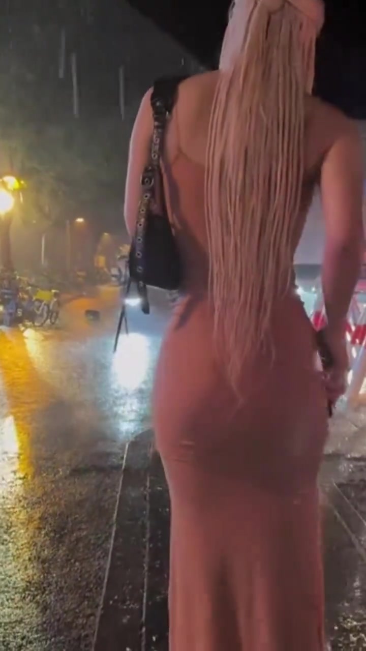 打工人不容易呀！下这么大雨她还要出来拍片子