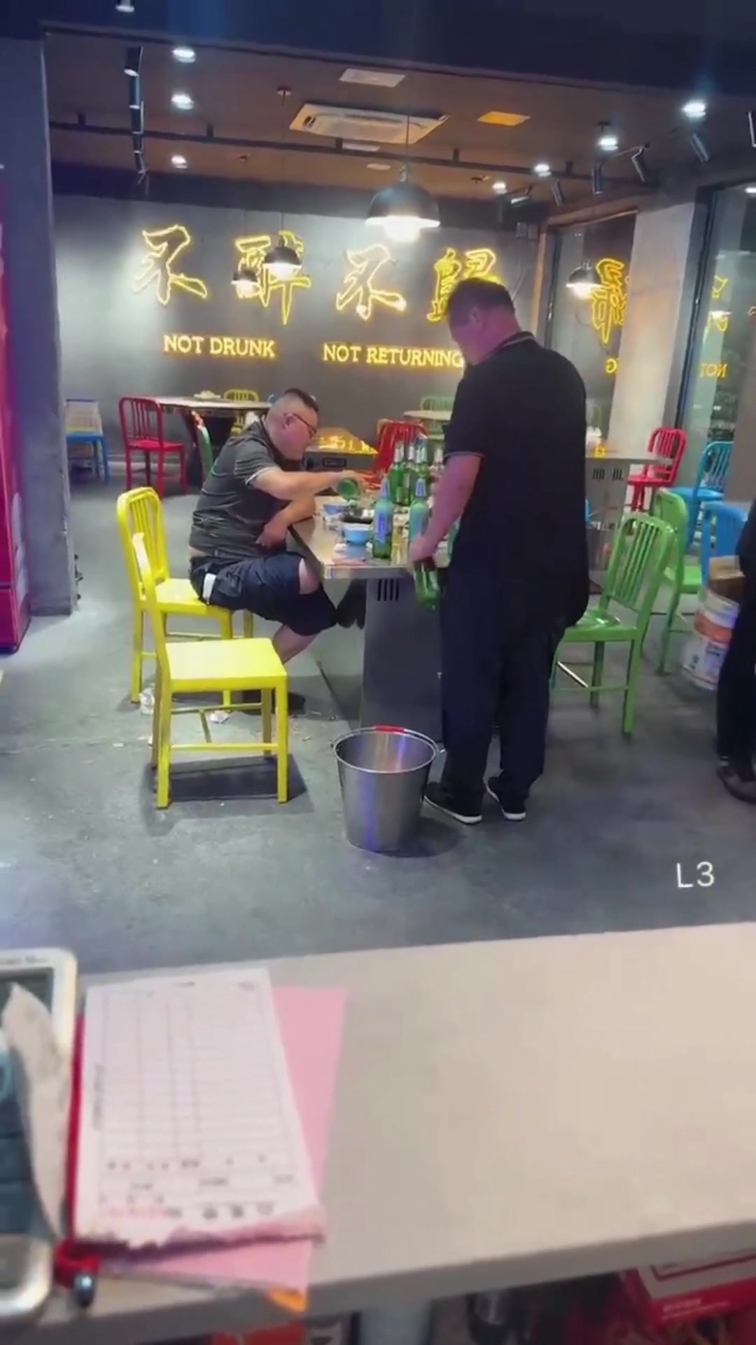 烧烤店做活动送啤酒，男子喝不完竟全倒了！吧友怎么看