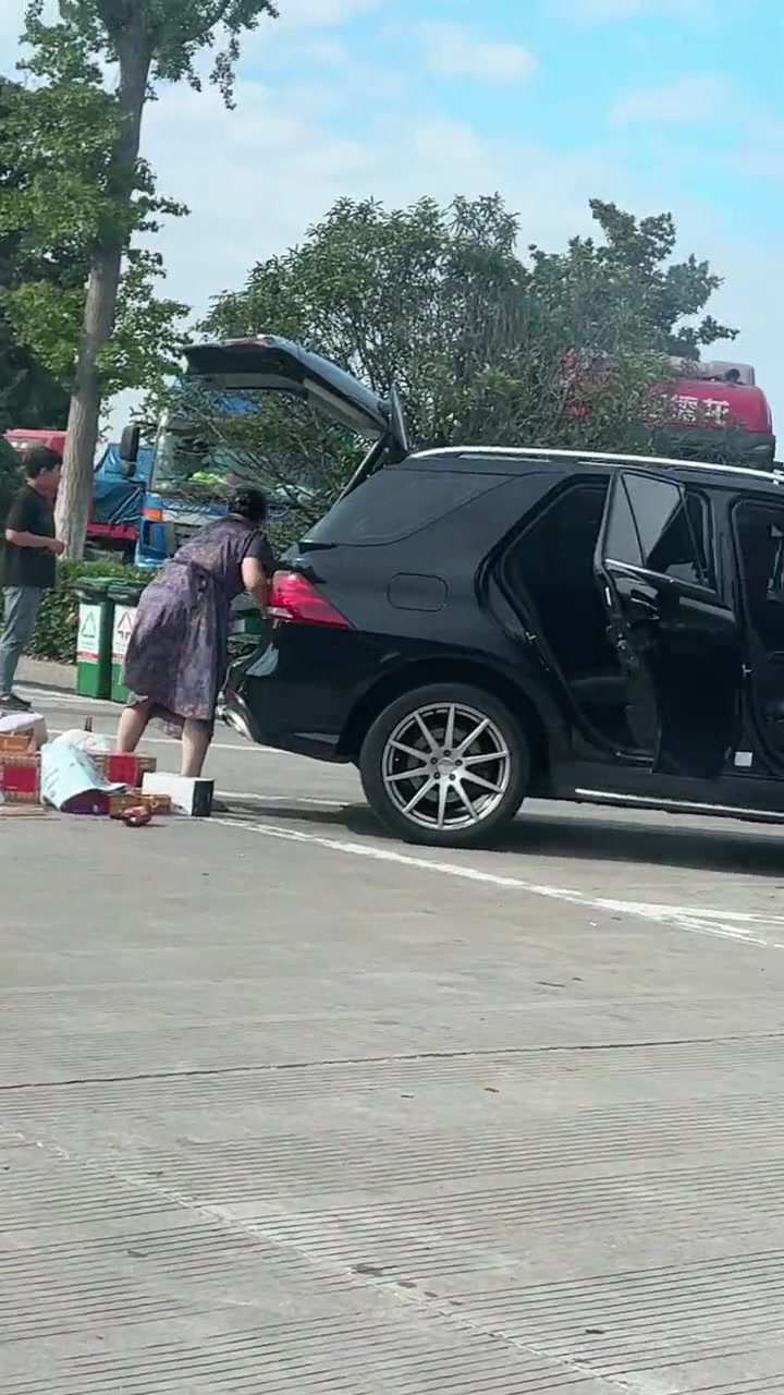 奔驰着火，情急之下车主还不忘搬走车内物品