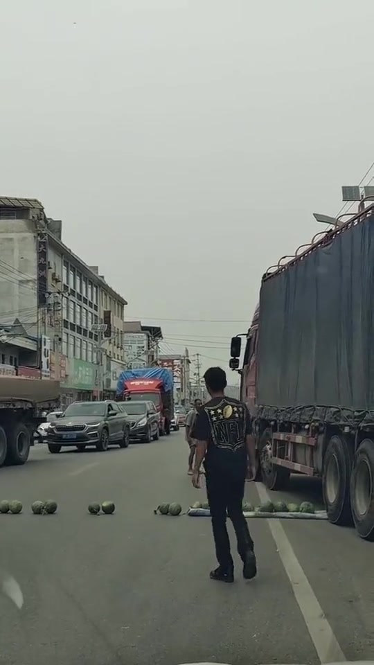 瓜农卖不出去，竟然用西瓜拦路强买强卖！
