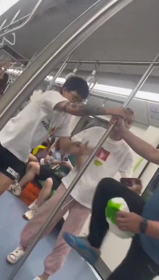 地铁上花臂男遇到暴力大叔，大叔多次脚踹小伙