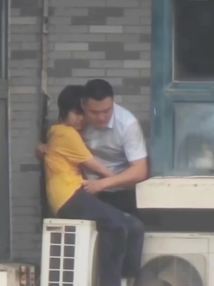 突发火灾，邻居大哥徒手爬楼成功救下小孩！
