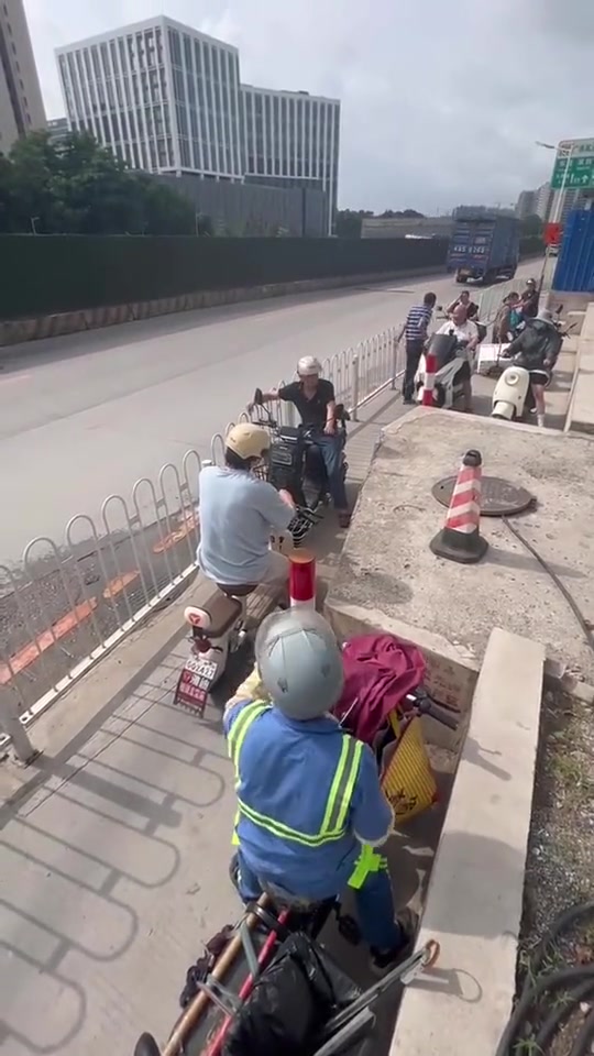 犟种遇到犟种！结果两边堵的都是人