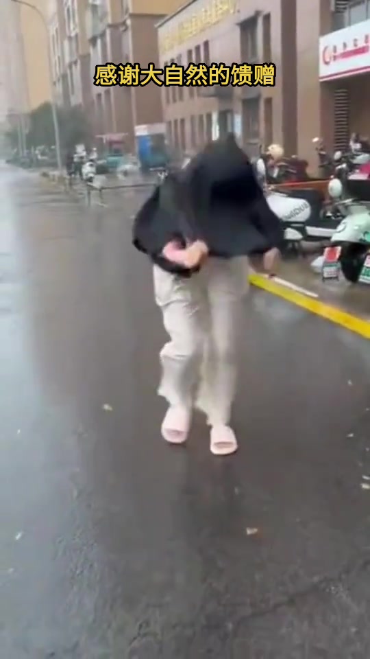 她感谢大自然的馈赠！