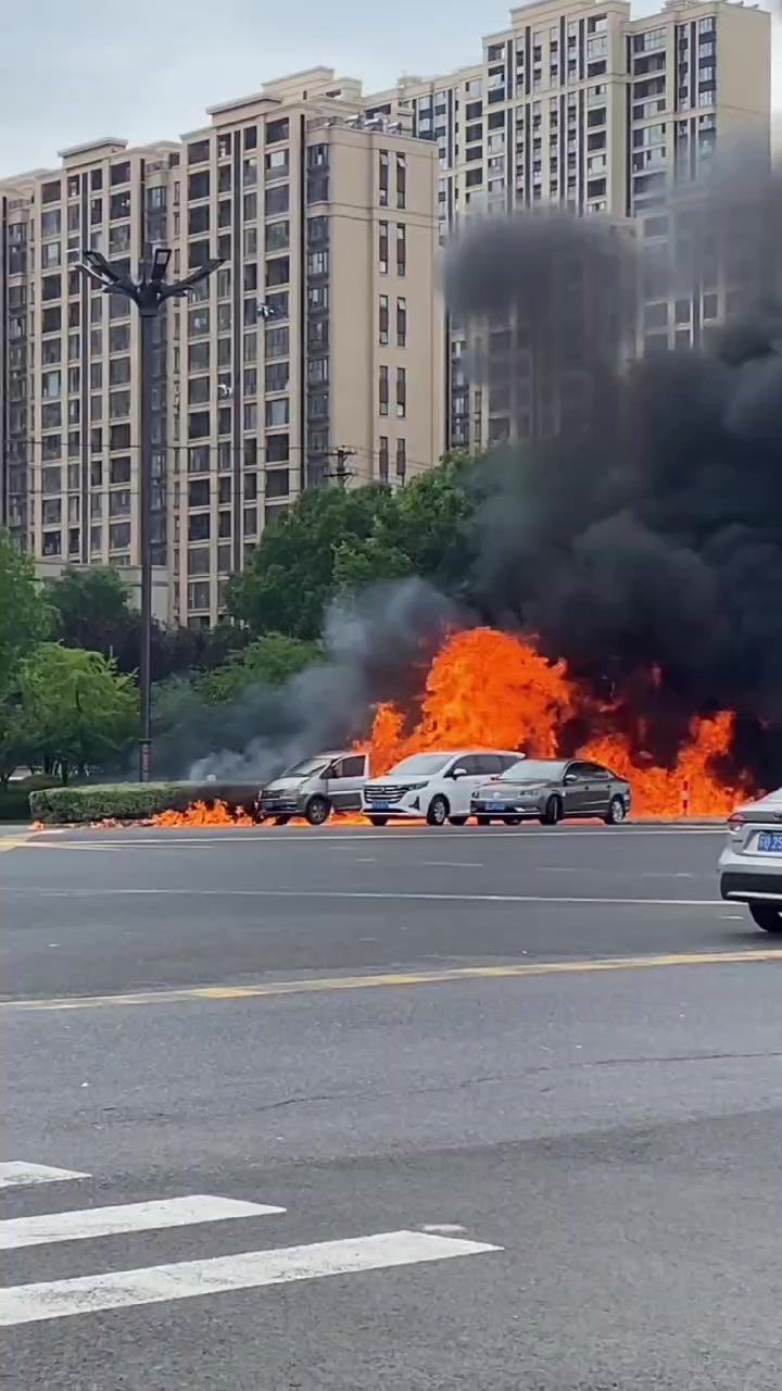 想啥呢旁边火势这么大，两位司机居然还在等红灯