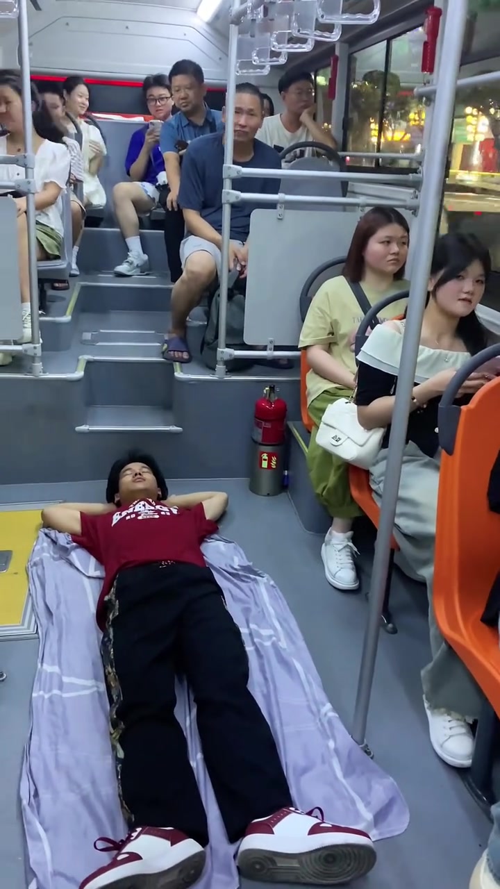 奇葩操作！公交车什么时候增加卧铺项目了！