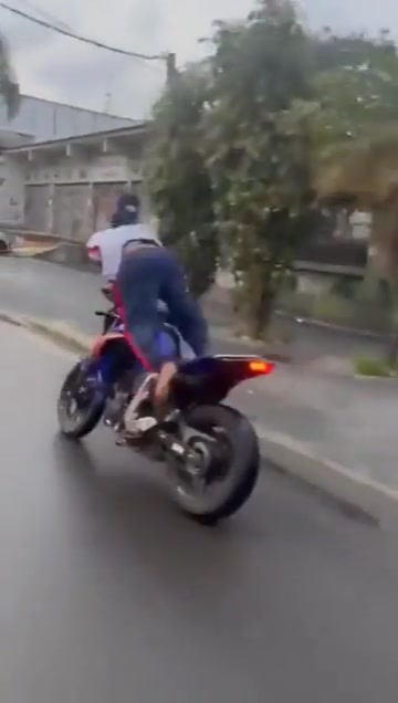 国外的精神小伙是吧喜欢炫摩托车，结局舒服了