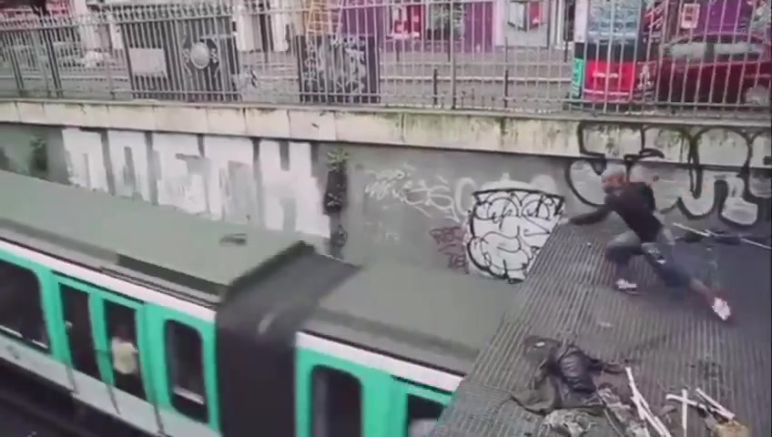 哥们，地铁跑酷玩多了是吧