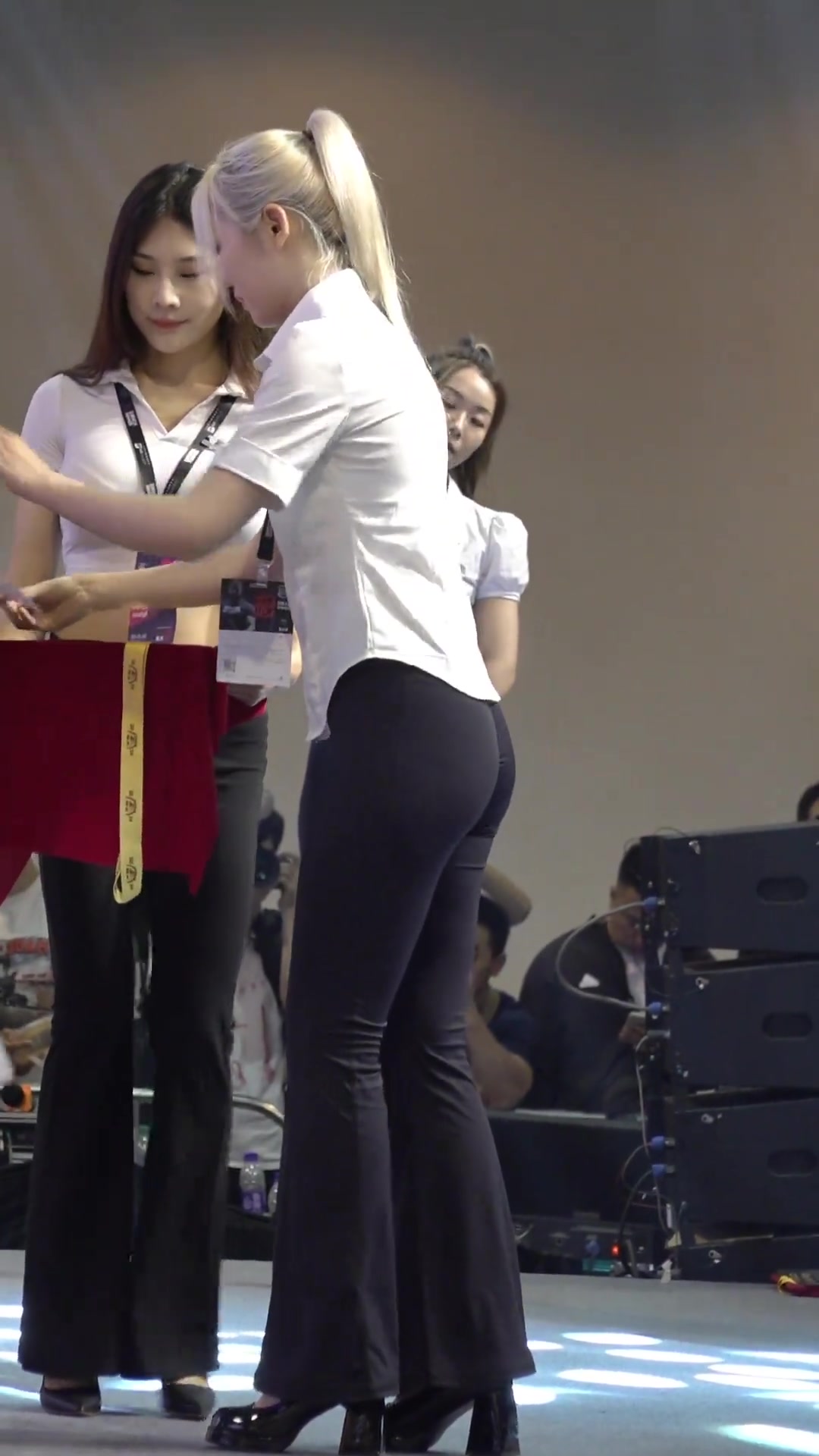 不愧是健身比赛，连颁奖嘉宾都是资深的健身女郎！