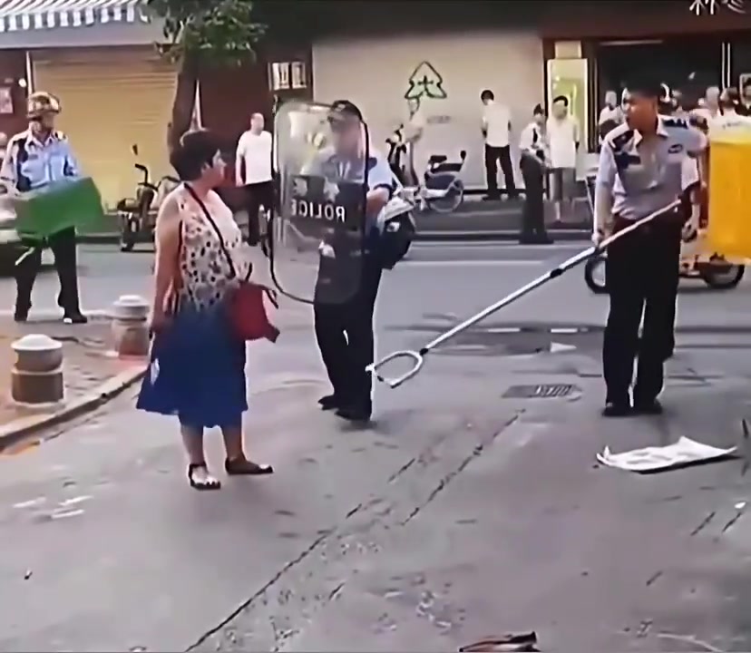 看警察是如何制服一位双刀老太婆的！
