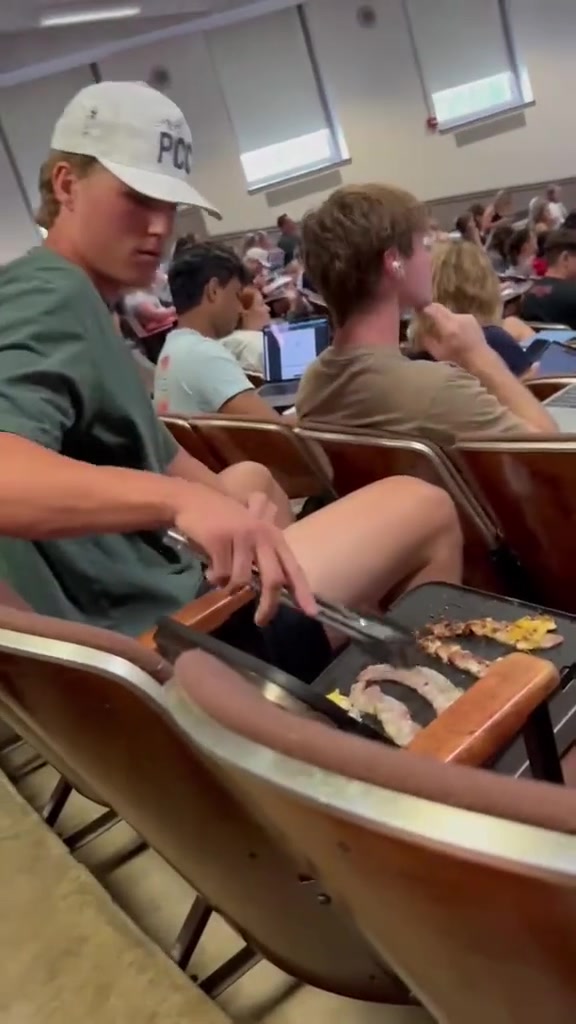 国外大学可以边上课边烤肉！
