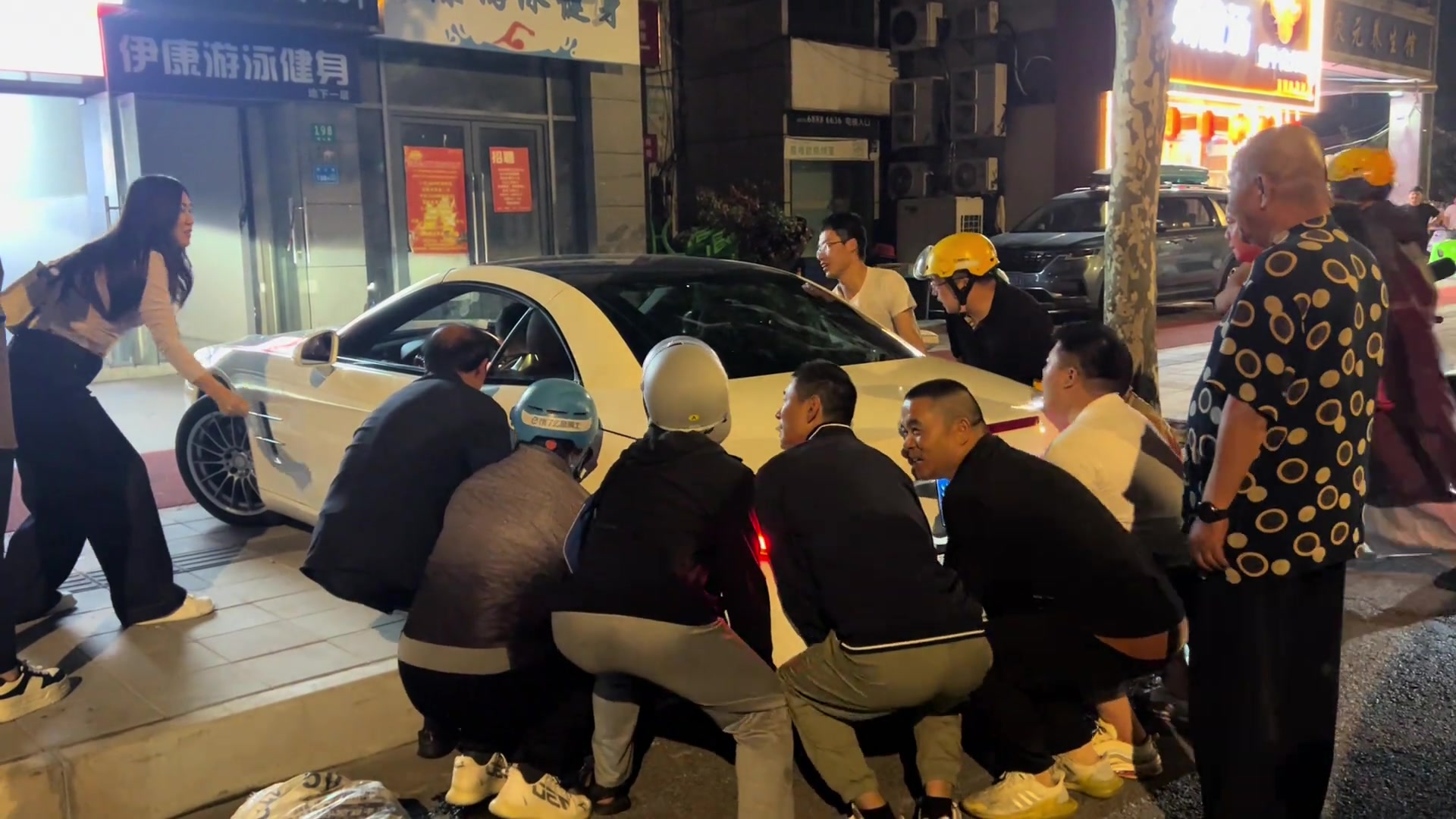 代驾倒车过猛车卡在台阶上，小哥哥齐心协力把车抬上来