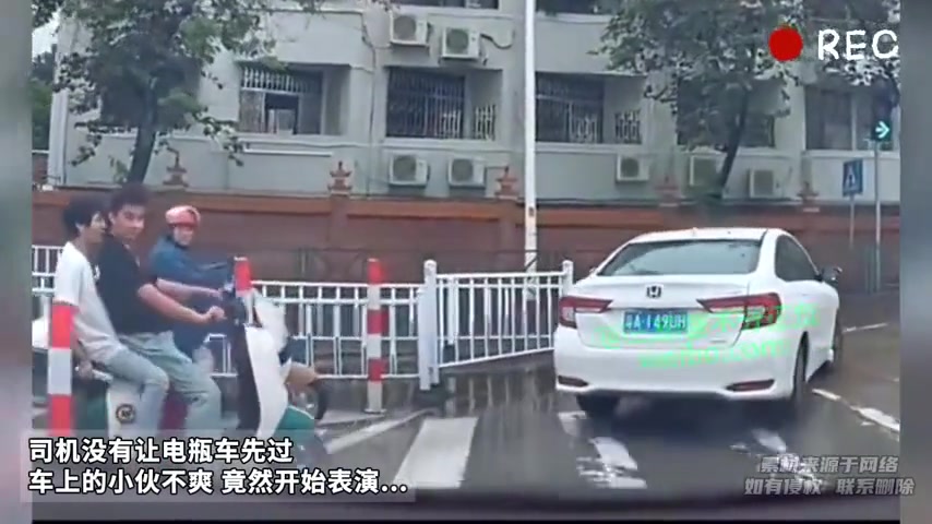 司机没让电动车先过，车上的小伙子竟然直接开始表演