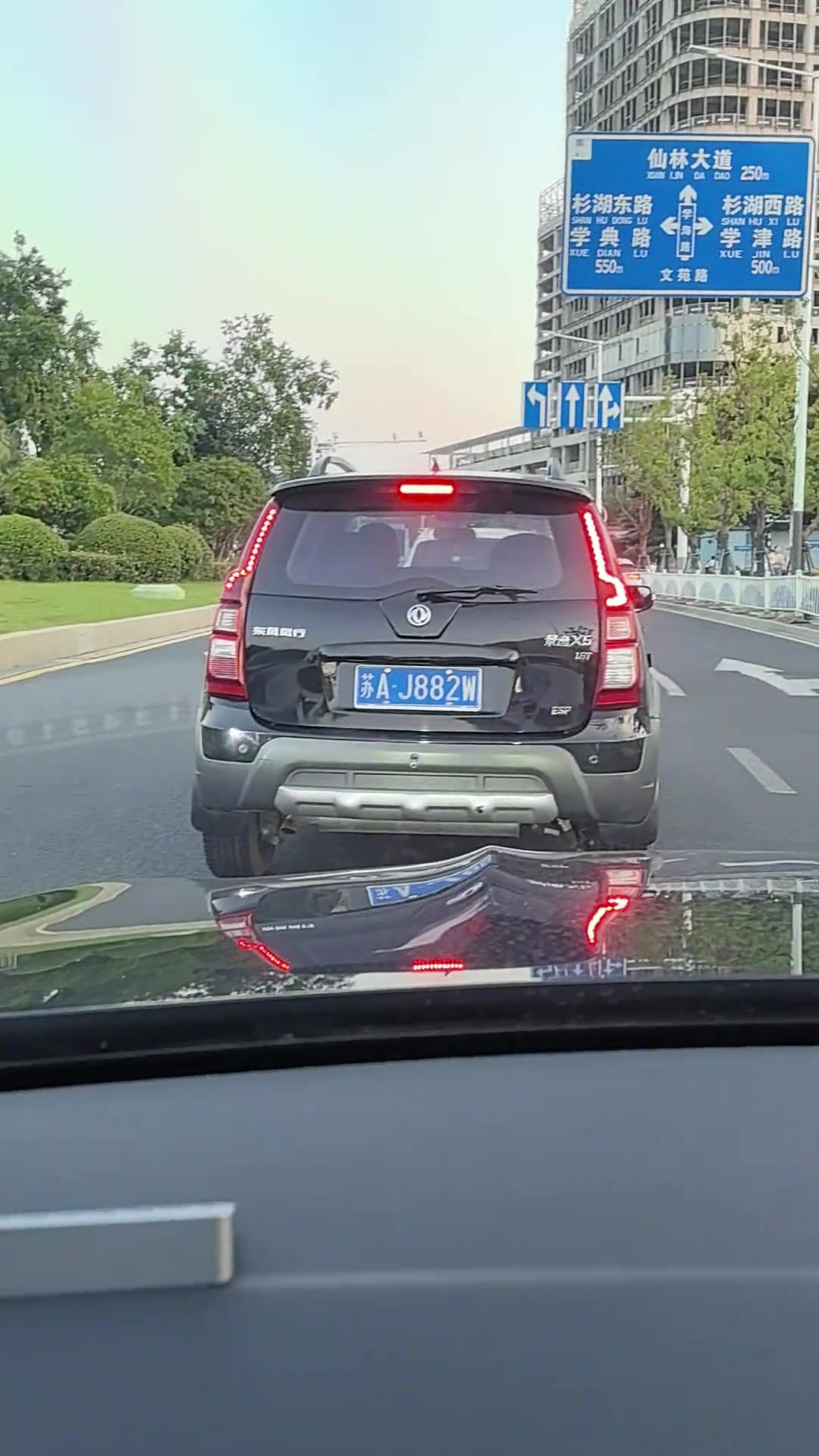 这要是刹车没踩住，一脚油门上去了，谁的责任