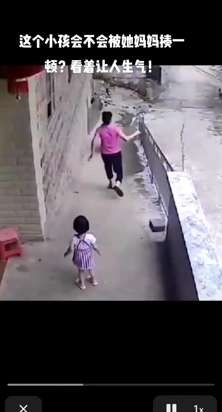 这个小孩会不会被她妈妈揍，看着让人生气！
