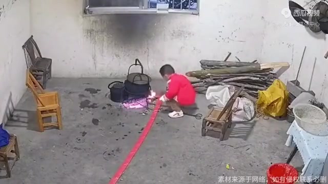 这孩子很有仪式感，煮个饭都放个鞭炮