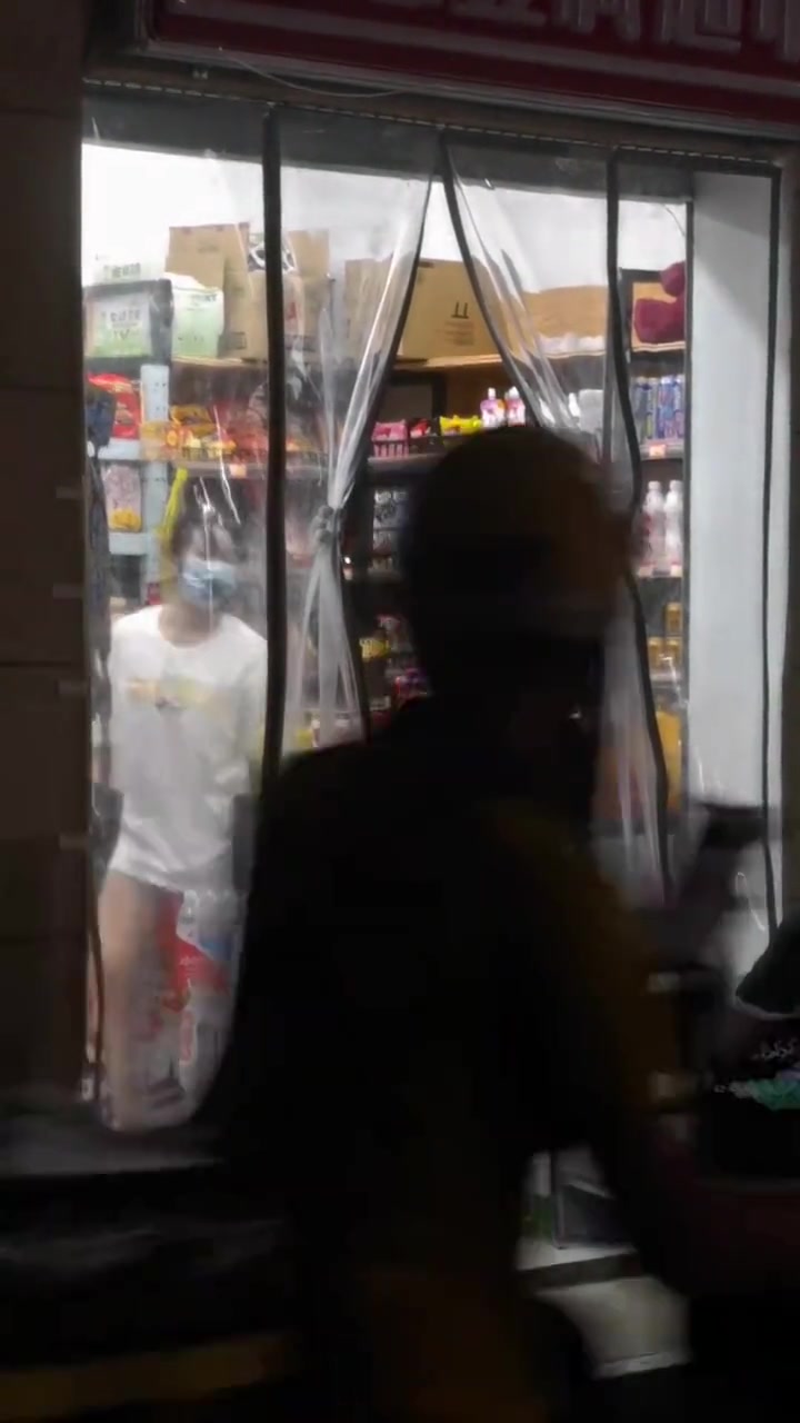 杭州小卖部老板娘都没顾客来了！